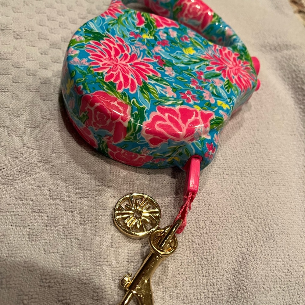 Lilly retractable dog leash.  Used once. New condition